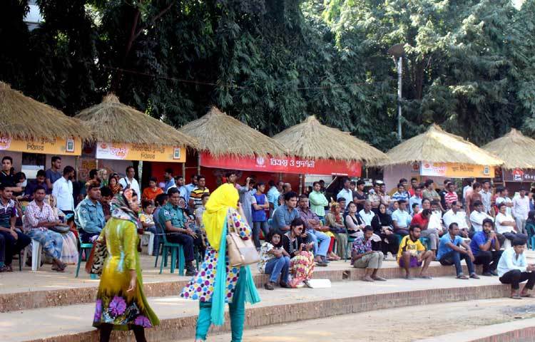 উৎসবে আগত দর্শকরা সাংস্কৃতিক অনুষ্ঠান উপভোগ করছেন। ছবি : বিপ্লব দিক্ষিৎ