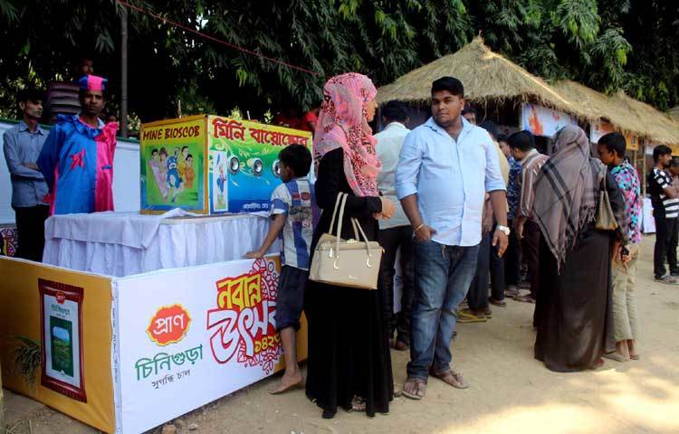 উৎসবে রয়েছে ৩২টি পিঠাঘর। তাতে হরেক রকম পিঠা থরে থরে সাজানো।শিশুদের জন্য রয়েছে বায়োস্কোপ দেখানোর আয়োজন। ছবি : বিপ্লব দিক্ষিৎ