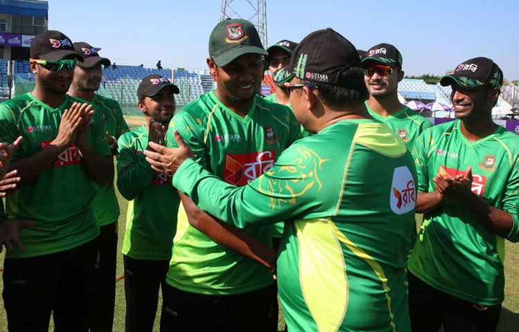 কামরুল ইসলাম রাব্বি: ইংল্যান্ডের বিপক্ষে ওয়ানডে দলের প্রাথমিক দলেও ছিলেন না কামরুল ইসলাম রাব্বি। দল ঘোষণার পর দারুণ হতাশ হয়ে পড়েছিলেন তিনি। তবে বিধাতা তার জন্য রেখেছিলেন আরও বড় কিছু। অভিষেক হয়ে গেল ক্রিকেটের সবচেয়ে সন্মানজনক ফরমেটে।