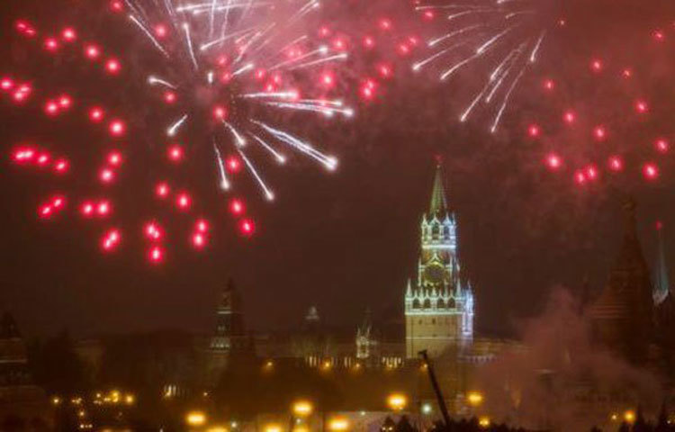 বর্ণিল সাজে সেজেছে রশিয়া। নতুন বছরকে বরণ করে নিতে তাদের আয়োজনের কোনো কমতি ছিল না।