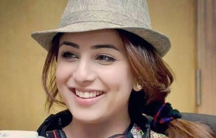 উসনা সাহা : হাসিতেই বোঝা যাচ্ছে ২০১৬ সালটি কেমন গেছে। আসছে বছরটিও ভালো যাবে এটাই তিনি প্রত্যাশা করছেন।