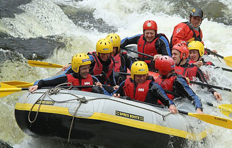 হোয়াইট ওয়াটার রাফটিং : বিপজ্জনক স্পোর্টসের মধ্যে অন্যতম হল হোয়াইট ওয়াটার রাফটিং। এটি পানির উপরের খেলা। খরস্রোতা নদীতে একটি বোর্ডে দুঃসাহসিক অভিযান পরিচালনা করতে হয় এ খেলায়। ওয়াটার রাফটিংয়ে আহত হওয়াটা এই খেলার স্বাভাবিক ব্যাপার। আর খেলোয়াড়দের মৃত্যুর আশঙ্কা যেনো তাড়া করে বেড়ায় প্রতিমুহূর্তে।