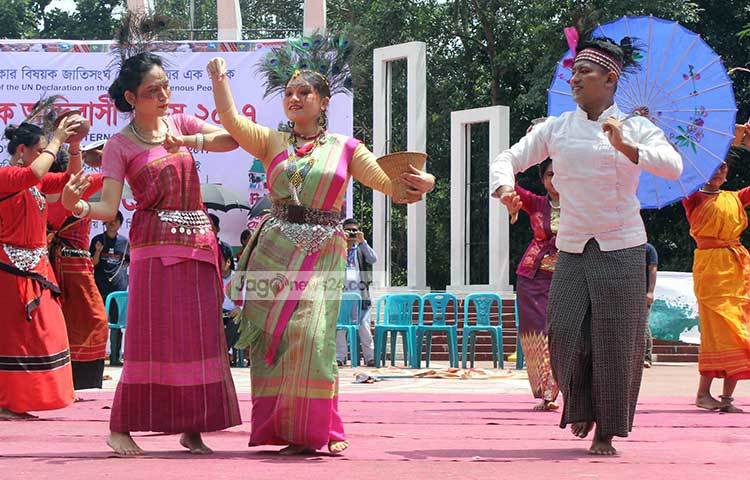 নৃত্য পরিবেশনে মগ্ন আদিবাসী নৃত্যশিল্পীরা। ছবি : বিপ্লব দিক্ষিৎ