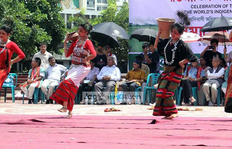 নৃত্য পরিবেশনের সঙ্গে আদিবাসীরা তাদের অনেক ঐতিহ্য তুলে ধরেন। ছবি : বিপ্লব দিক্ষিৎ