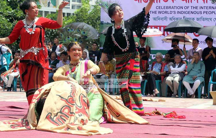 দেশের সংস্কৃতি অঙ্গনের অনেকেই আদিবাসী দিবসের অনুষ্ঠানে উপস্থিত হয়েছিলেন। ছবি : বিপ্লব দিক্ষিৎ