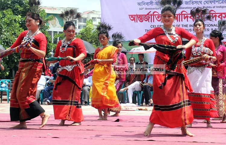 আদিবাসী শিল্পীরা তাদের ঐতিহ্যবাহী দলগত নৃত্য পরিবেশন করছেন। ছবি : বিপ্লব দিক্ষিৎ
