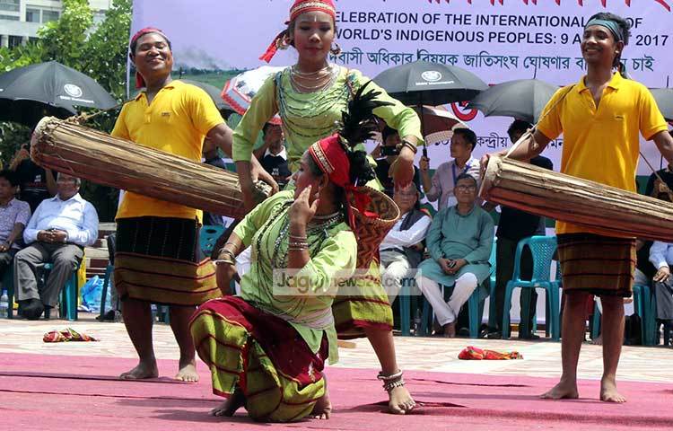 নৃত্য পরিবেশনের সময় আদিবাসী শিল্পীরা তাদের ঐতিহ্যবাহী বাদ্যযন্ত্র ব্যবহার করেন। ছবি : বিপ্লব দিক্ষিৎ
