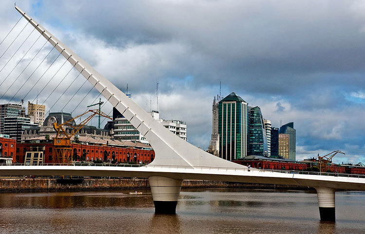 চোখ ধাঁধানো এই ব্রিজটির নাম ‘পুনেতে ডি লা মাজের’। এটি আর্জেন্টিনায় অবস্থিত। প্রয়োজনে এই ব্রিজটি খুব সহজেই সরানো যায়।