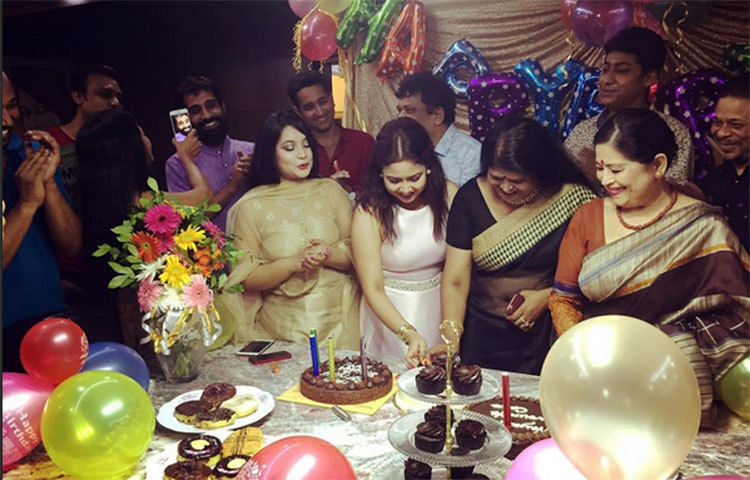 অভিনেত্রী আশনা হাবিব ভাবনার জন্মদিন আজ। জন্মদিনে তার সতীর্থদের সঙ্গে আনন্দময় পরিবেশে কেক কাটছেন ভাবনা।