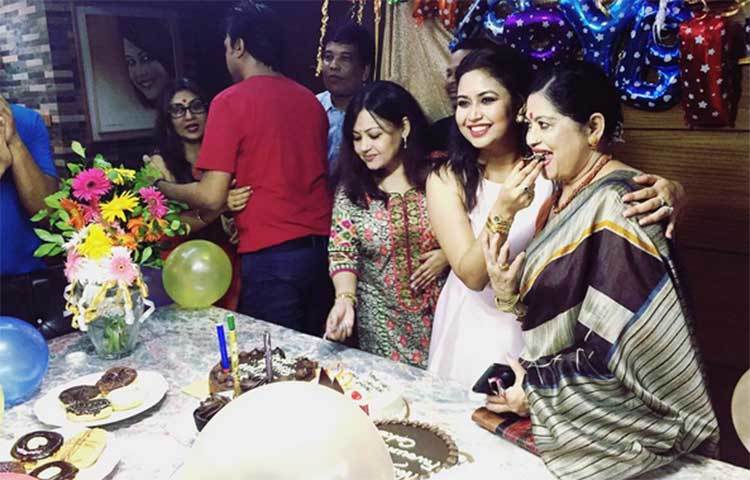 ভাবনার জন্মদিনে শুভেচ্ছা ও আর্শীবাদ করতে এসেছিলেন অভিনেত্রী ও নৃত্যশিল্পী লায়লা হাসান।