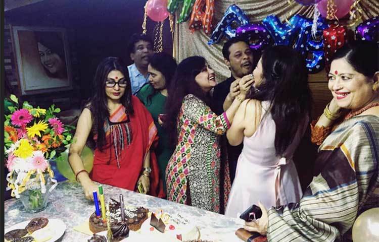 ভাবনাকে জন্মদিনের কেক খাইয়ে দেয়া হচ্ছে। প্রতিবারই তার জন্মদিন এমন আয়োজন করে পালন করা হয়।