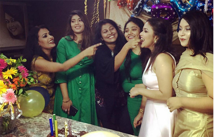 ভাবনার সহকর্মী ও শুভানুধ্যায়ীরা এসেছেন জন্মদিনের শুভেচ্ছা জানাতে। জন্মদিনে এসে তারা আনন্দে মেতেছেন।