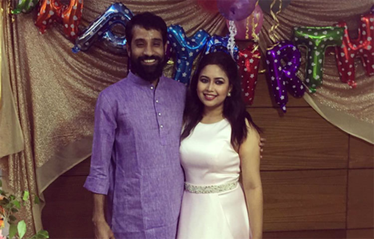 জন্মদিনে নির্মাতা অনিমেষ আইচের সঙ্গে ক্যামেরাবন্দি হয়েছেন ভাবনা। তার অভিনীত প্রথম ছবি নির্মাণ করেছেন অনিমেষ আইচ।