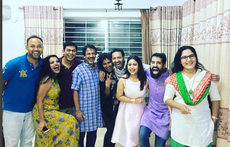 ভাবনার জন্মদিনে শুভেচ্ছা জানাতে আসা সতীর্থদের হাস্যোজ্জ্বল ফটোসেশন।