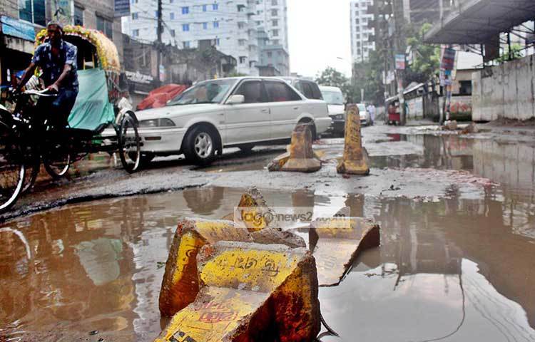 রাস্তা যেন নদীর কিনারা। বৃষ্টি হলেই মালিবাগ এলাকার রাস্তার এমন দশা হয়। ছবি : বিপ্লব দিক্ষিৎ