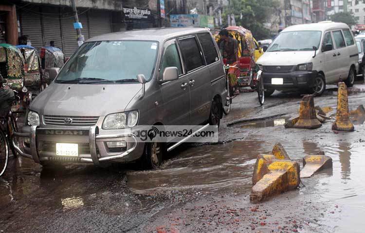 খানাখন্দে ভরা ও রাস্তায় পানি জমে থাকার কারণে এলাকায় যানজট লেগেই থাকে। ছবি : বিপ্লব দিক্ষিৎ