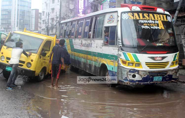 পানির মধ্যে ঠেলাঠেলি করে চলছে গাড়ি, এর ফলে অনেক সময় দুর্ঘটনা ঘটে। ছবি : বিপ্লব দিক্ষিৎ
