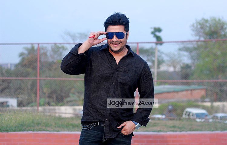 ‘হঠাৎ বৃষ্টি’খ্যাত নায়ক ফেরদৌস আহমেদ হাস্যোজ্জ্বল মুখে জাগো নিউজের ক্যামেরাবন্দি হয়েছেন। রোদ চশমায় তার হাসির রাশি যেন সূর্যালোকের সঙ্গে মিশেছে। ছবি : মাহবুব আলম