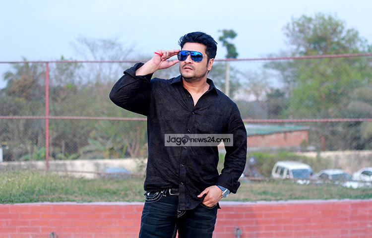 ফেরদৌস আহমেদ ১৯৯৮ সালে ভারতীয় খ্যাতিমান চলচ্চিত্রকার বাসু চ্যাটার্জি পরিচালিত ‘হঠাৎ বৃষ্টি’ ছবিতে অভিনয় করে দুই বাংলাতে ব্যাপক জনপ্রিয়তা অর্জন করেন।