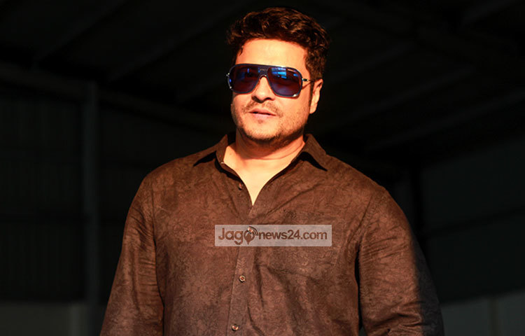 ফেরদৌস ঢাকা বিশ্ববিদ্যালয় থেকে গণযোগাযোগ ও সাংবাদিকতা বিষয়ে পড়াশোনা করেও চলচ্চিত্রে অভিনয়কেই পেশা হিসেবে বেছে নিয়েছেন।