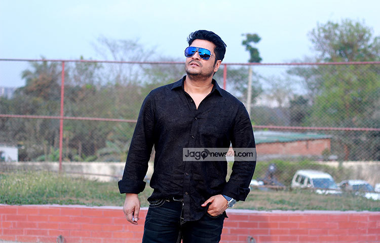 চলচ্চিত্রে আসার আগে ফেরদৌস র‌্যাম্প মডেল হিসেবে কাজ করেছেন। আন্তর্জাতিক ফ্যাশন ডিজাইনার বিবি রাসেলের হাত ধরে র‌্যাম্পে তার অভিষেক ঘটে।