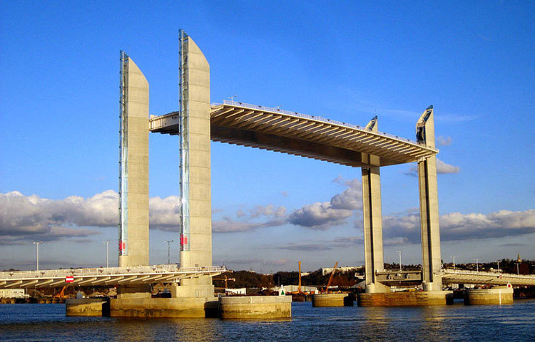 ফ্রান্সের বোর্দের ‘পন্ট জাক চাবান ডেলমা’ নামের ব্রিজটি প্রয়োজনে অনেক উঁচুতে উঠানো যায়।