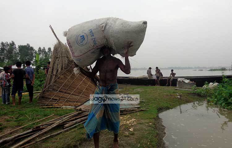 নিরপদ আশ্রয়ের সন্ধানে ছুটছে পানিবন্দি মানুষ। এ জেলার মানুষের বন্যা মোকাবেলায় কোনো রকম প্রস্তুতি না থাকায় এ জেলার মানুষ বেশি সমস্যায় পড়েছে। ছবি : রওশন আলম পাপুল