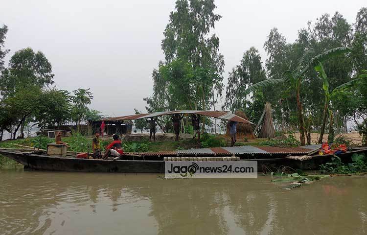 সুন্দরগঞ্জ, গাইবান্ধা সদর, ফুলছড়ি ও সাঘাটা উপজেলার অসংখ্য ঘরবাড়ি, রাস্তাঘাট, শিক্ষাপ্রতিষ্ঠান, ধর্মীয় প্রতিষ্ঠানসহ সরকারি-বেসরকারি বিভিন্ন প্রতিষ্ঠান ও স্থাপনা পানিতে প্লাবিত হয়েছে। ছবি : রওশন আলম পাপুল