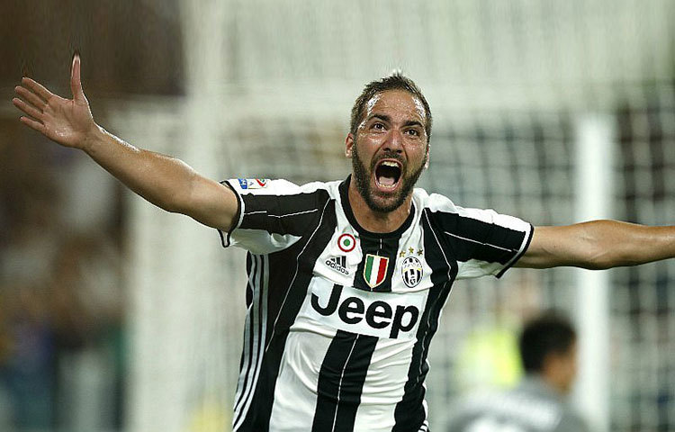 গঞ্জালো হিগুয়েন : ২০১৩ সালে ৯ কোটি টাকার বিনিময় রিয়াল মাদ্রিদ ছেড়ে নাপোলিতে যোগ দেন আর্জেন্টাইন এই সুপারস্টার।