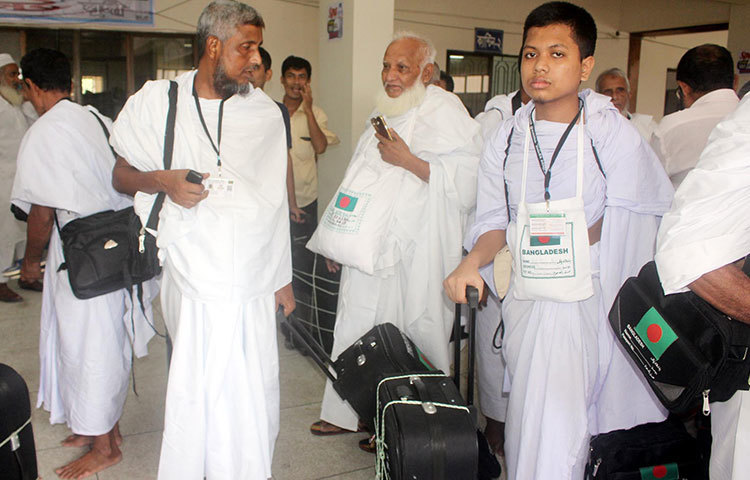 বিড়ম্বনার মধ্যে পড়লেও হজযাত্রীদের কাছে কোনো অভিযোগ শোনা যায়নি। ছবি : বিপ্লব দিক্ষিৎ