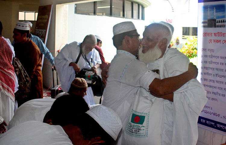 নানা বিড়ম্বনার মধ্যে থেকে শুভেচ্ছা বিনিময় করছেন। তবে সবাই অপেক্ষায় আছেন কখন পৌঁছবেন প্রিয় পূণ্য ভূমি মক্কা মদিনায়।  ছবি : বিপ্লব দিক্ষিৎ