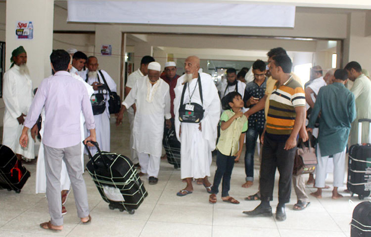 হজযাত্রীদের মধ্যে যারা ঢাকার আশপাশে থাকেন তারা বাড়ি ফিরে গেলেও দেশের প্রত্যন্ত এলাকা থেকে আগতদের হজক্যাম্পে কষ্ট করেই দিন কাটাতে হচ্ছে। ছবি : বিপ্লব দিক্ষিৎ