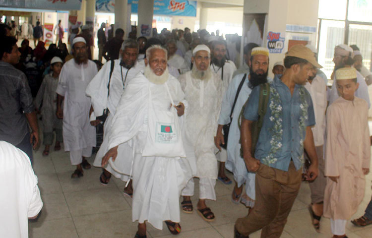 নারায়ণগঞ্জের জুবায়ের হোসেন ২ লাখ ৬০ হাজার টাকা দিয়ে হজের রেজিস্ট্রেশন করেছিলেন দেড় বছর আগে। হজক্যাম্পে তিনি বলেন, আমাদের কারও প্রতি কোনো অভিযোগ নেই, সবকিছু ঠিকঠাকই আছে। ছবি : বিপ্লব দিক্ষিৎ