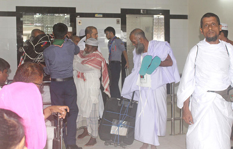 আশকোনায় হজক্যাম্পে স্কাউটের ছেলেরা হজযাত্রীদের দেখাশোনা করছে। ছবি : বিপ্লব দিক্ষিৎ