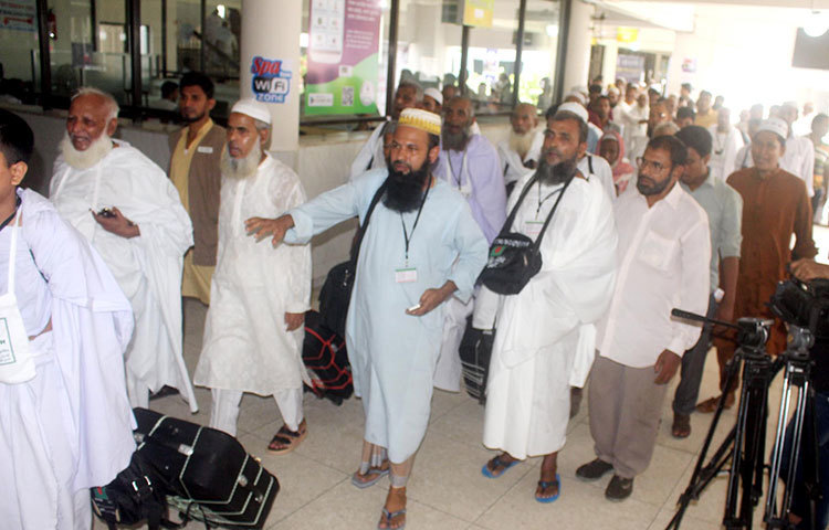 এ বছর মোট ১ লাখ ২৭ হাজার বাংলাদেশি পবিত্র হজ পালনের উদ্দেশে সৌদি আরব যাবেন। তবে এ পর্যন্ত মাত্র ৫৭ হাজার ৯৫৬ জন হজযাত্রী ভিসা পেয়েছেন। ৩ আগস্ট পর্যন্ত ৩৩ হাজার ৬২৮ জন হজযাত্রী সৌদি পৌঁছেছেন। ছবি : বিপ্লব দিক্ষিৎ