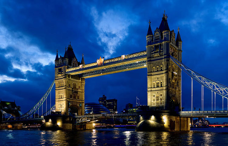 ইংল্যান্ডে অবস্থিত ‘টাওয়ার ব্রিজ’-এর উপরের অবকাঠামো প্রয়োজনে সরিয়ে ফেলা যায়। উঁচু নৌযান এর নিচ দিয়ে যাওয়ার সময় এটি সরিয়ে দেয়া যায়।