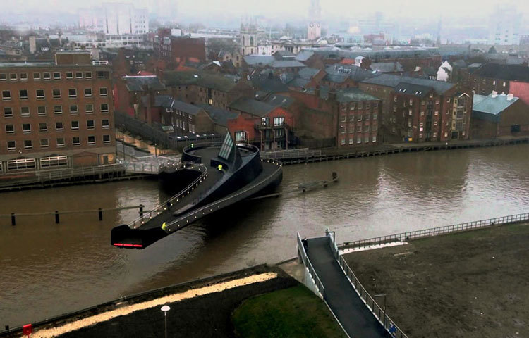 ‘স্কেল লেন ফুট ব্রিজ’। এটিও ইংল্যান্ডে অবস্থিত। প্রয়োজনে সরিয়ে ফেলা ব্রিজটির উপর দিয়ে অনেক ভারী যানবাহন চলতে পারে।