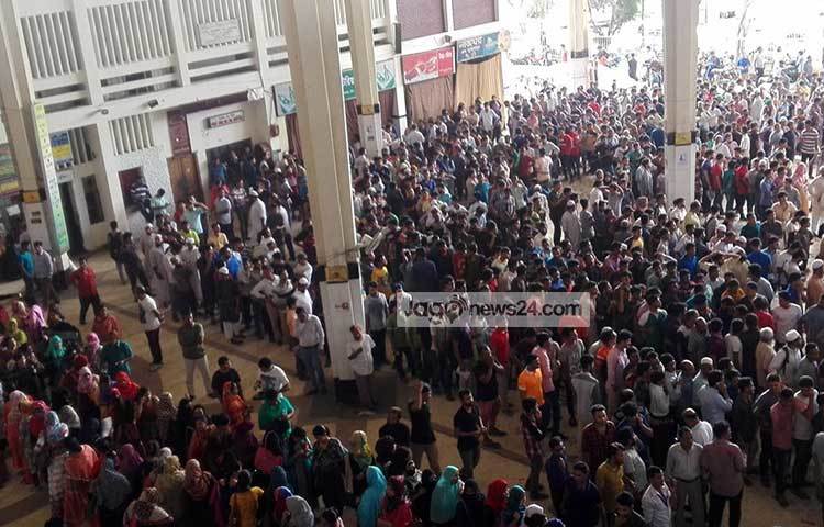 টিকিটপ্রত্যাশী অনেকেই গত রাত থেকে স্টেশনের টিকিট কাউন্টারের সামনে লাইনে দাঁড়িয়েছিলেন। ছবি : আবু সালেহ সায়াদাত