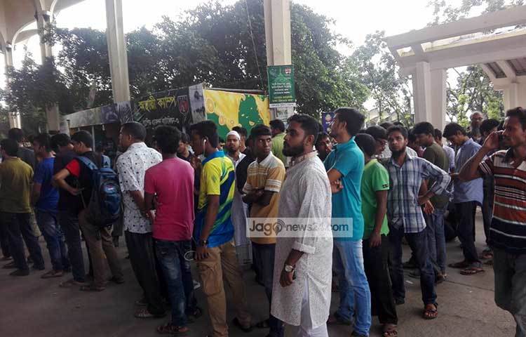 শনিবার সকাল ৮টা থেকে কমলাপুরের ২৩টি কাউন্টার থেকে অগ্রিম টিকিট বিক্রি হচ্ছে। আজ বিক্রি হচ্ছে আগামী ২৮ আগস্টের টিকিট। ছবি : আবু সালেহ সায়াদাত