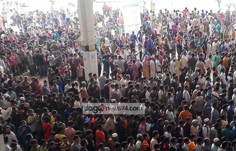 সরেজমিনে দেখা যায়, অগ্রিম টিকিট সংগ্রহে অনেকেই অপেক্ষার প্রহর গুণছেন। এরমধ্যে যারা আগে লাইনে দাঁড়িয়েছিলেন তাদের অনেকেই ইতোমধ্যে টিকিট পেয়েছেন। টিকিট পাওয়ার সঙ্গে সঙ্গে তাদের আনন্দ প্রকাশ করতে দেখা গেছে। ছবি : আবু সালেহ সায়াদাত