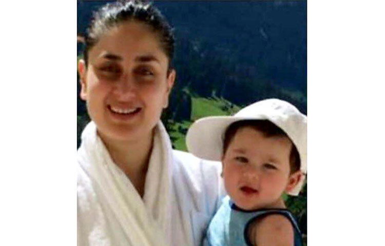 সুইজারল্যান্ডে মায়ের কোলে হাস্যোজ্জ্বল তৈমুর। তার মিষ্টি হাসির এই ছবিগুলো ভক্তরা ভীষণ পছন্দ করেছে।