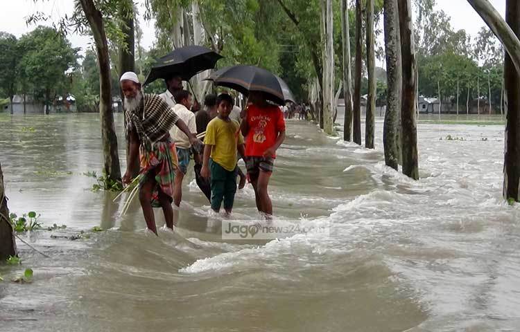 কুড়িগ্রাম, নাগেশ্বরী, ভুরুঙ্গামারী সড়কের পাটেশ্বরী এলাকার রাস্তার উপর দিয়ে পানি বয়ে যাচ্ছে। ধরলা নদীর পানি বিপদসীমার উপর দিয়ে প্রবাহিত হচ্ছে আর ব্রহ্মপুত্র নদের পানি বিপদসীমা ছুঁই-ছুঁই করছে।