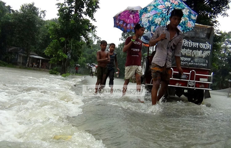 পাটেশ্বরী বাজার এলাকায় কুড়িগ্রাম-নাগেশ্বরী সড়কের উপর দিয়ে বন্যার পানি প্রবাহিত হচ্ছে।