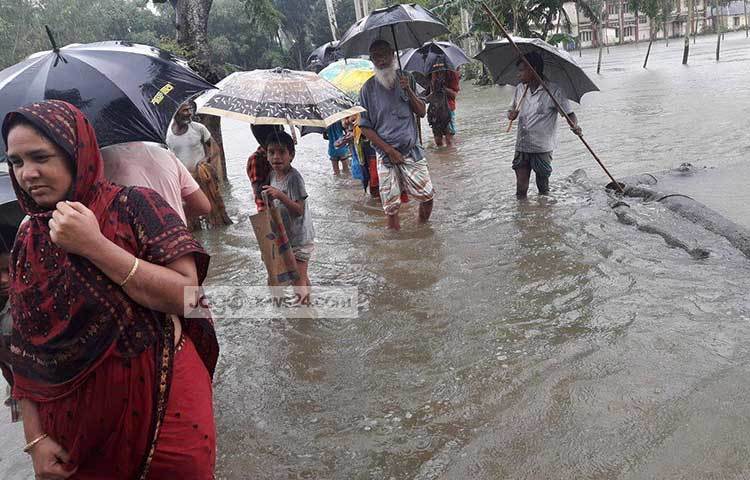 ধরলার পানিতে ফুলবাড়ী এলাকার স্কুল ও মানুষের ঘর-বাড়ি তলিয়ে গেছে। এখানকার মানুষ অবর্ণনীয় কষ্টের মধ্যে পড়েছে।