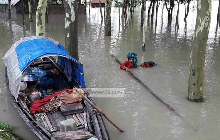 গ্রাম ডুবেছে বন্যার পানিতে। তাই এই নারী সংসার পেতেছেন নৌকায়। কুড়িগ্রামের বন্যায় আক্রান্ত মানুষের কষ্টের শেষ নেই। ছবি : রওশন আলম পাপুল