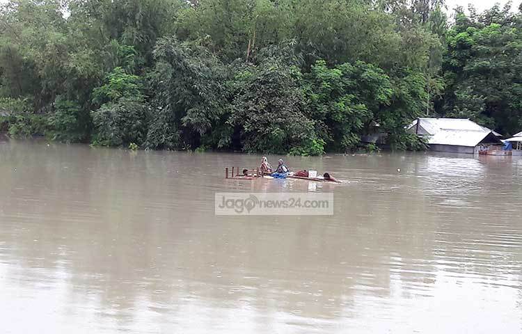 জলমগ্ন কুড়িগ্রামের বিভিন্ন অঞ্চলের দৃশ্য ঠিক এরকম। বাড়ি-ঘর তলিয়ে যাওয়ায় মানুষজন নিরাপদ আশ্রয়ের সন্ধানে ছুটছে।