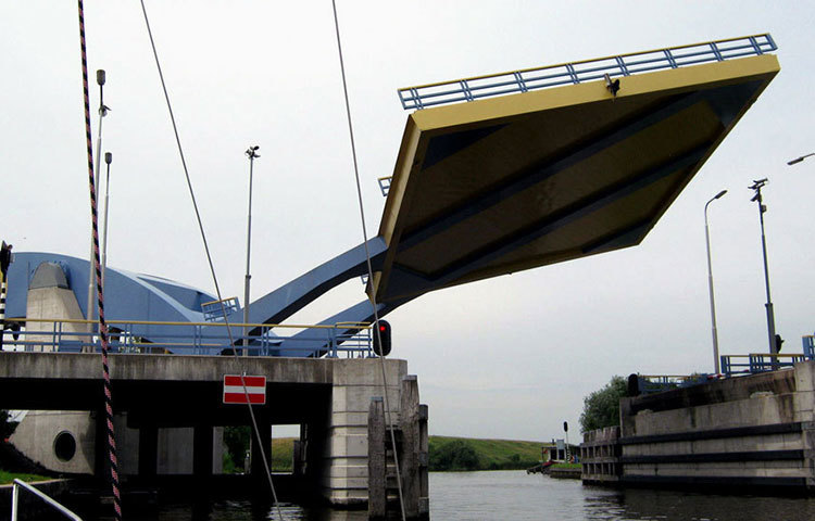 ‘দ্য ফ্লাইং ড্র ব্রিজ’ নেদারল্যান্ড অবস্থিত। ঢাকনার মত ব্রিজের একটি অংশ যান্ত্রিক সহযোগিতায় তুলে ফেলা যায়।