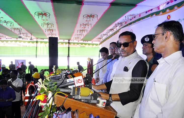 মেট্রোরেলের ট্র্যাক ও এলিভেটেড স্টেশন নির্মাণ কাজ উদ্বোধনের সময় ওবায়দুল কাদের এক সভায় বক্তব্য রাখছেন। এ সময় তিনি এই কাজের সার্বিক সফলতা কামনা করেন। ছবি : বিপ্লব দিক্ষিৎ