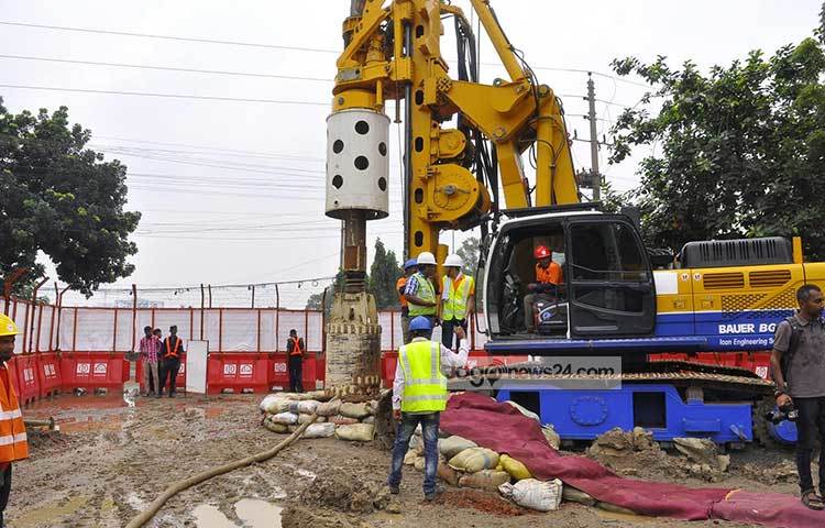 পুরোদমে মেট্রোরেলের নির্মাণ কাজ চলছে। এ কাজ সম্পন্ন হলে রাজধানীতে যোগাযোগের ক্ষেত্রে এক নতুন দিগন্তের সূচনা হবে। ছবি : বিপ্লব দিক্ষিৎ