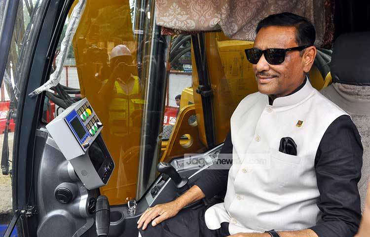 পাইলিং মেশিনের ড্রাইভিং সিটে বাসে আছে সড়ক পরিবহন ও সেতুমন্ত্রী ওবায়দুল কাদের। তিনি মেট্রোরেল ও এলিভেটেড স্টেশন নির্মাণের উদ্বোধনের পর এর কাজ সরেজমিনে প্রত্যক্ষ করেন। ছবি : বিপ্লব দিক্ষিৎ